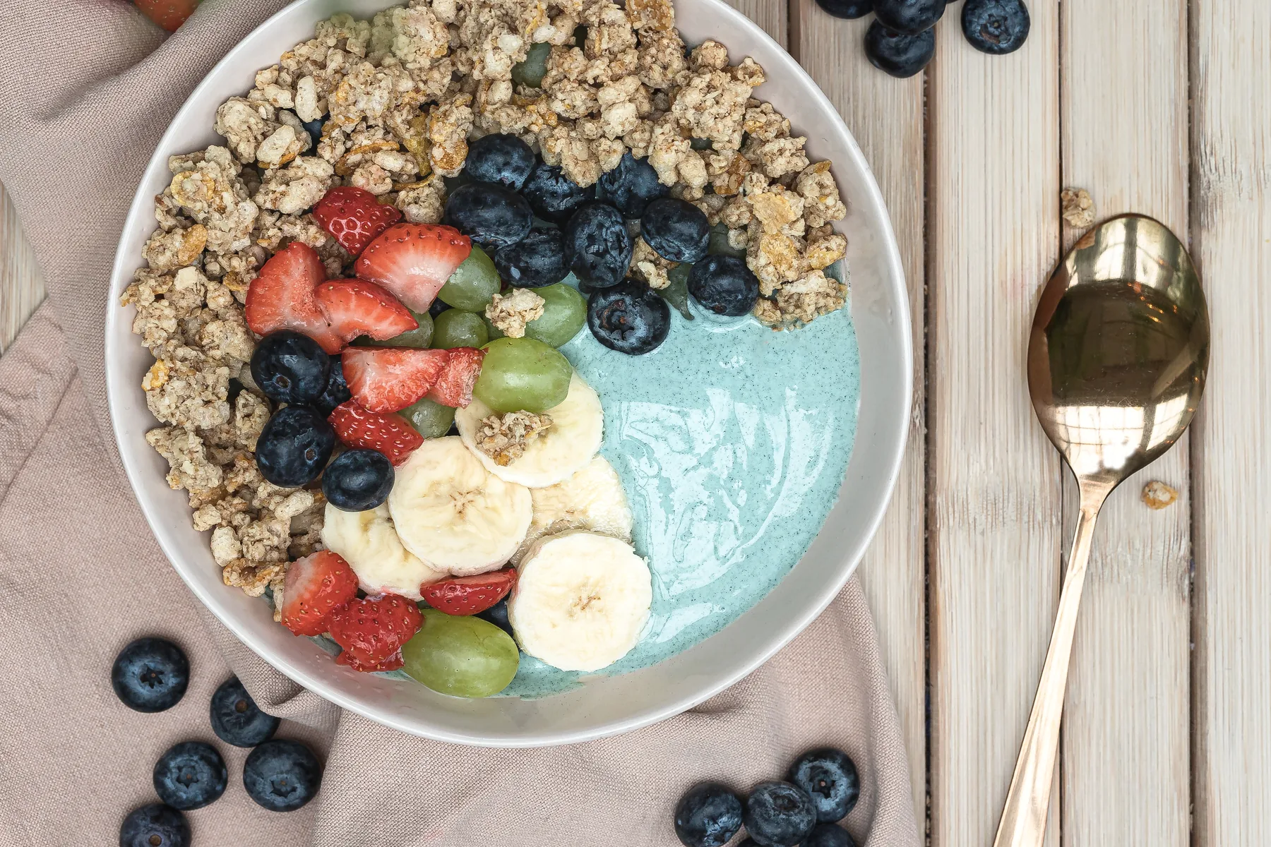 Tazón de desayuno con fruta, granola y texturas naturales